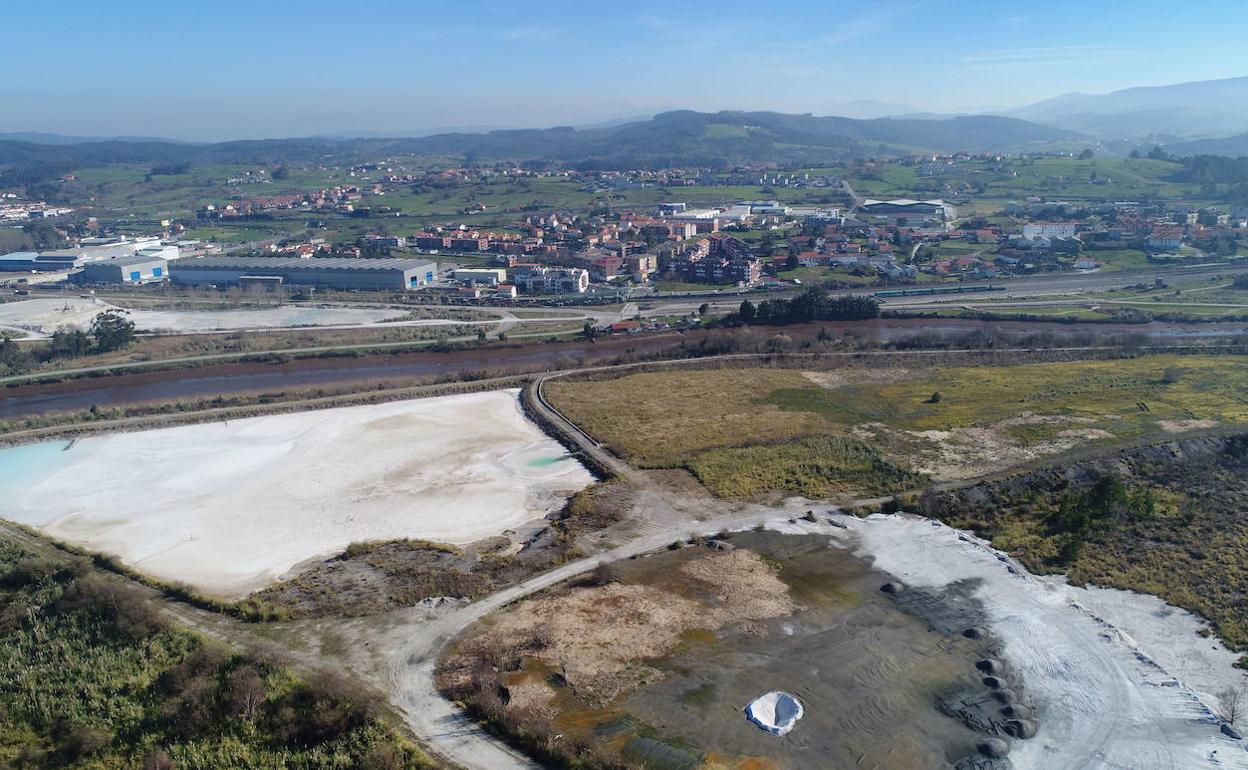 Terrenos de la empresa Solvay donde se pretende construir la nueva depuradora tras el derribo de Vuelta Ostrera. Ria de San Martín.Rio Besaya. Puerto de Requejada.