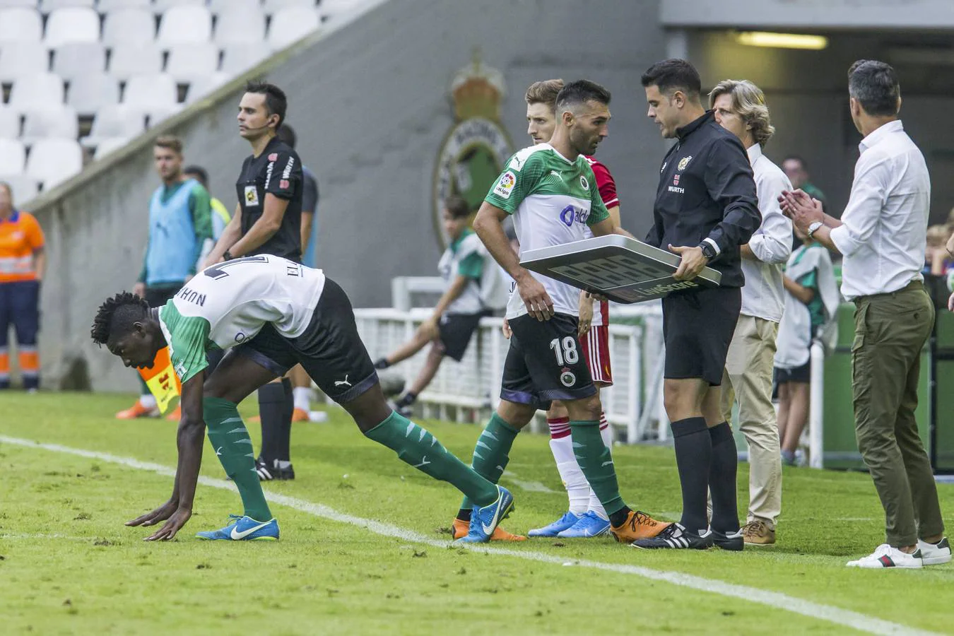 Nuha sustituye a Barral en la delantera en el partido frente al Almería. 