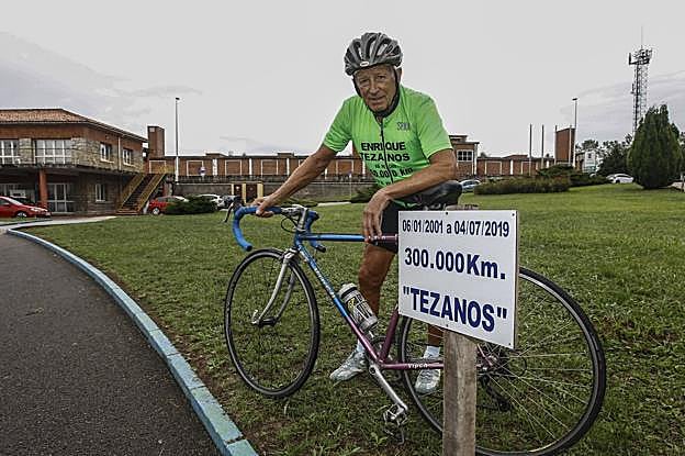 Enrique posa con la camiseta y el cartel que recuerdan su marca.
