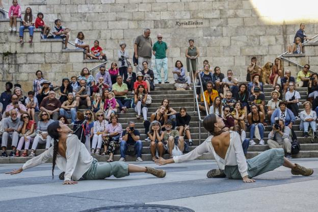 Las bailarinas de la compañía Haberlas Haylas mostraron su espectáculo 'Arjé' en la calle Lealtad. :