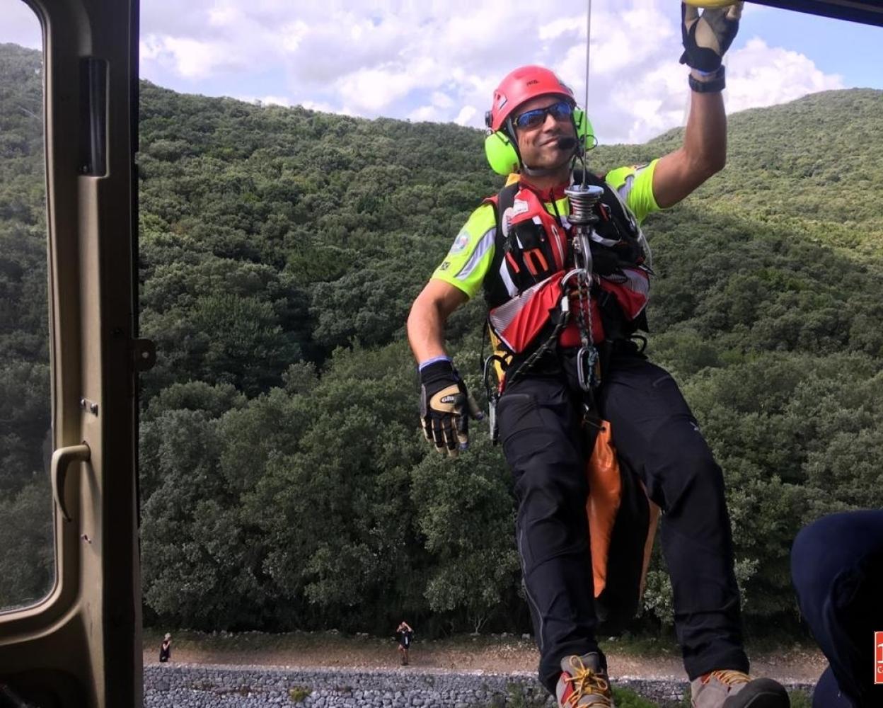 Uno de los tripulantes del helicóptero del 112 desciende hasta la mujer herida
