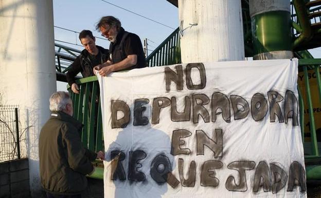 Imagen de archivo de vecinos de Polanco concentrados en la estacion de FEVE, en Requejada, contra la reubicacion de la depuradora de Vuelta Ostrera en la isla de Solvay. 