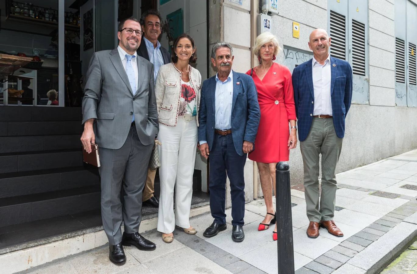 De izquierda a derecha, Raúl Blanco, secretario general de Industria, Francisco Martín, consejero de Industria; Reyes Maroto, ministra de Industria; Miguel Ángel Revilla, presidente de Cantabria; Marina Lombó, consejera de Educación y Eduardo Echevarría, delegado del Gobierno, tras la comida de este jueves en Santander.