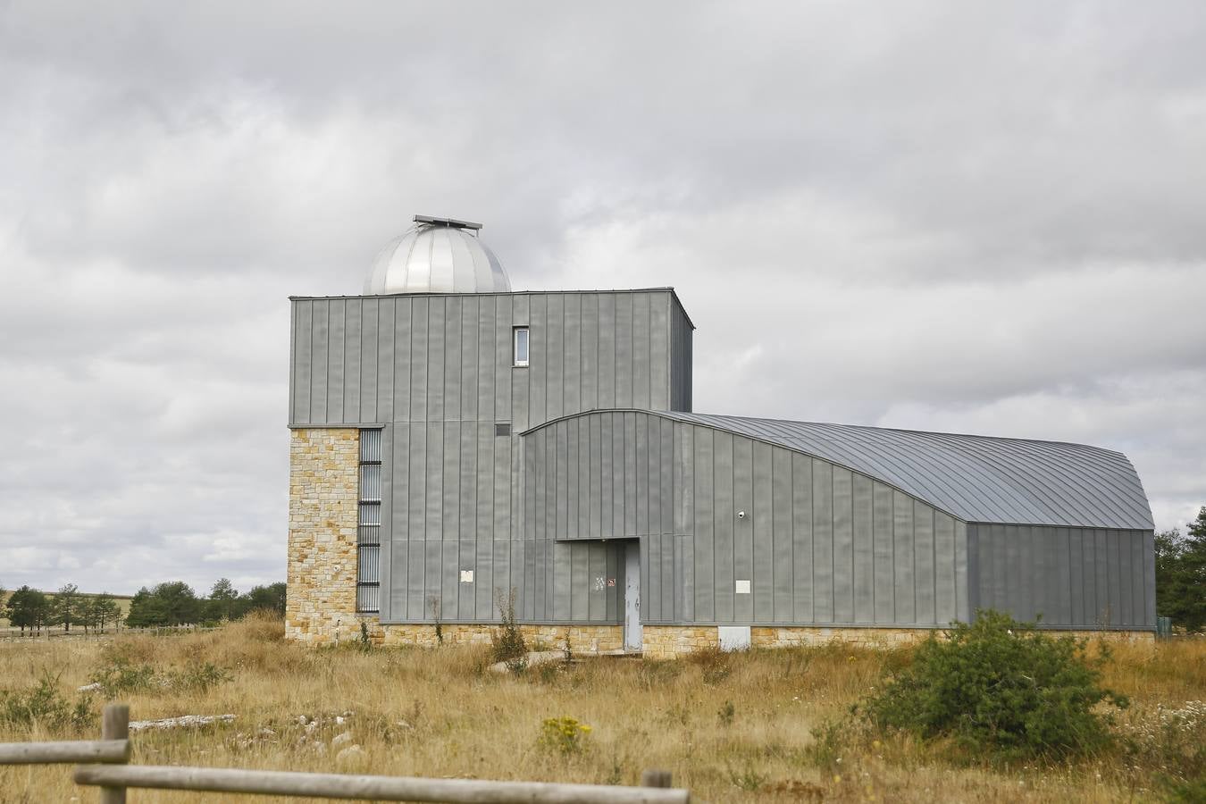 Imagen actual del observatorio que, desde fuera, da la sensación de estar abandonado.