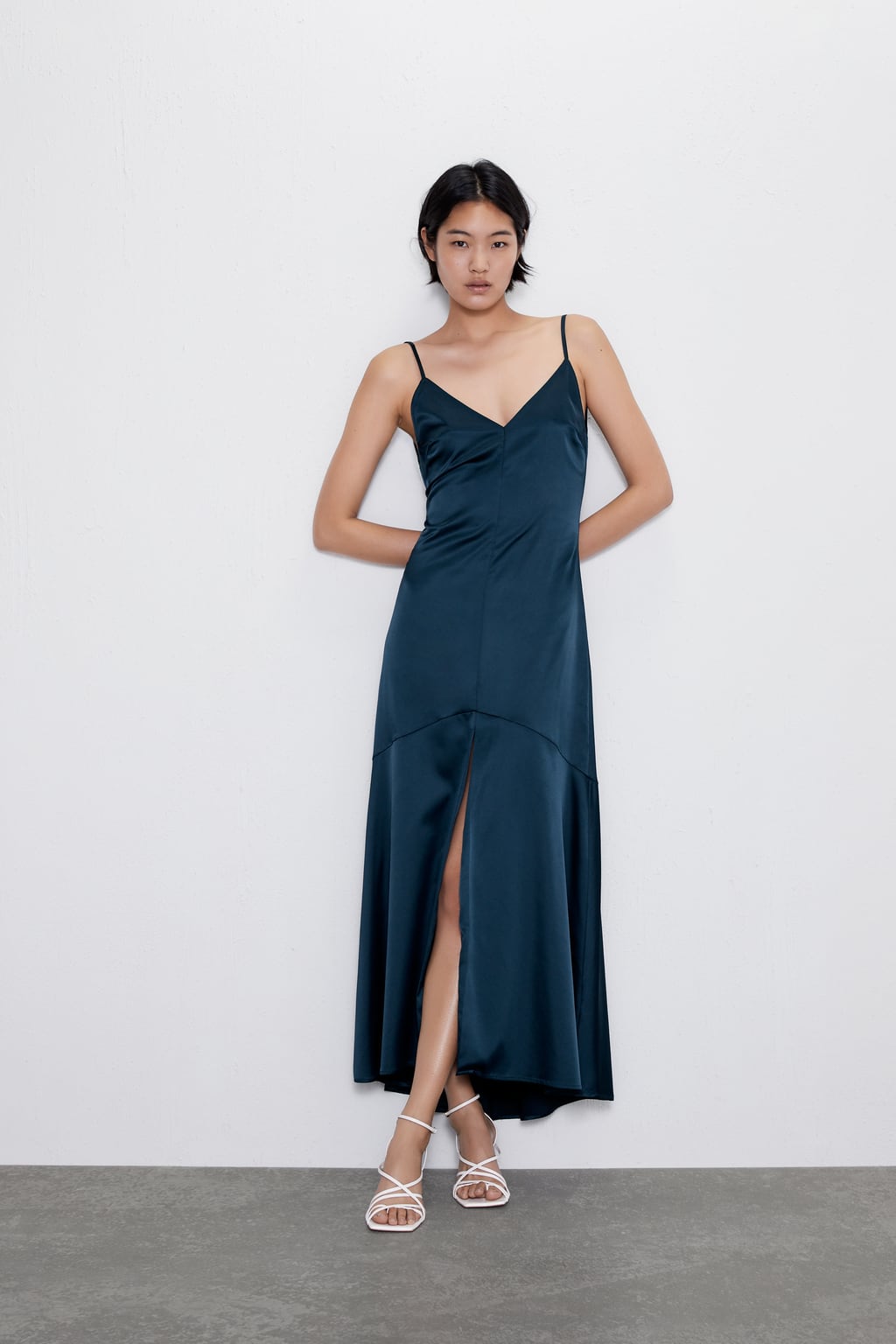 'Slip-dress' satinado (29,95 euros).