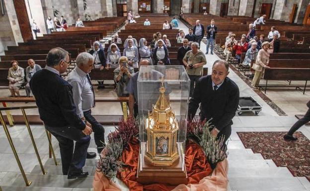 El arca con las reliquias de la santa, ayer, en la Iglesia de la Virgen Grande, en Torrelavega. : 