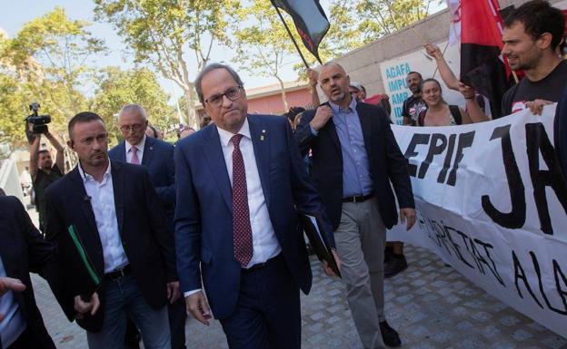 Un grupo de estudiantess protesta ante la llegada de Torra a la Universidad Pompeu i Fabra para abrir el curso académico. 