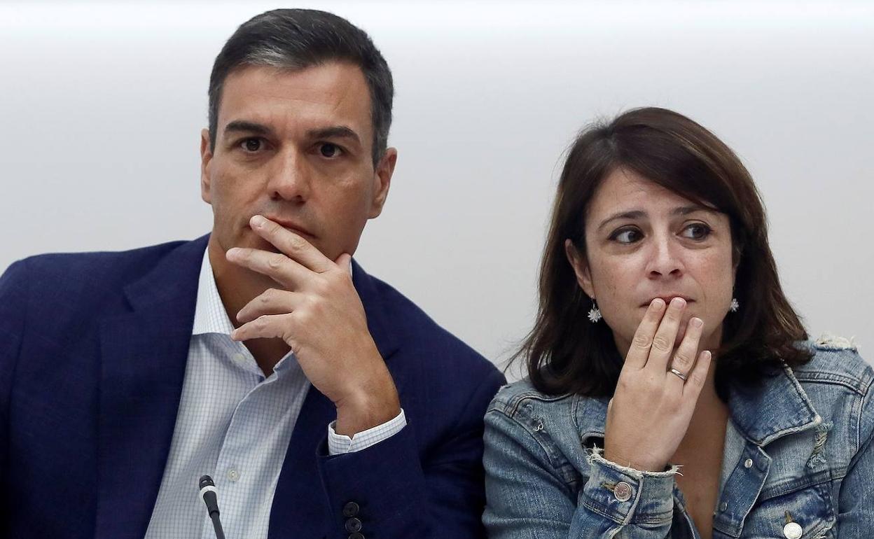 Pedro Sánchez (i), y la vicesecretaria general, Adriana Lastra. 