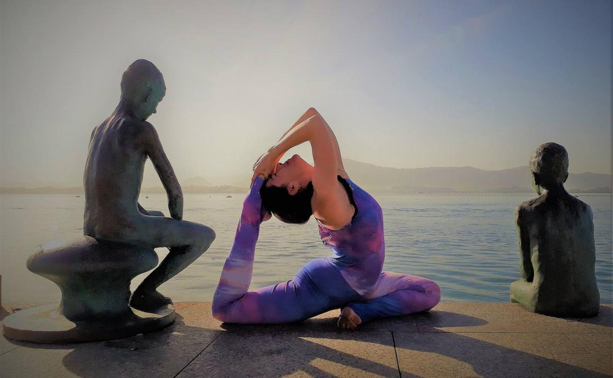 Postura de yoga junto a los raqueros en la bahía de Santander.