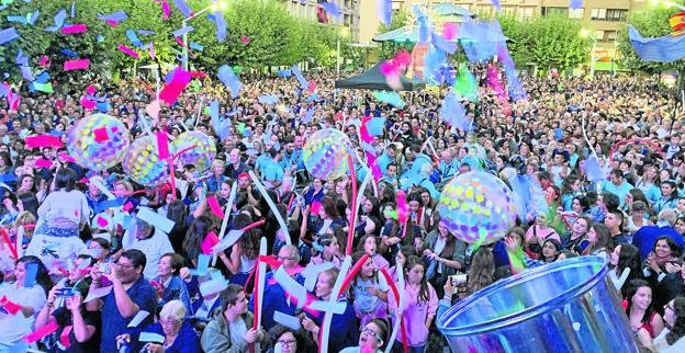 La multitud se congregó en la plaza de San Antonio para inaugurar las fiestas de la Virgen del Puerto. 