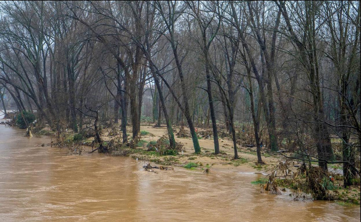 Imagen del río Besaya a su paso por Torrelavega(Cantabria) tras las riadas que sufrió la comunidad a principios de año.