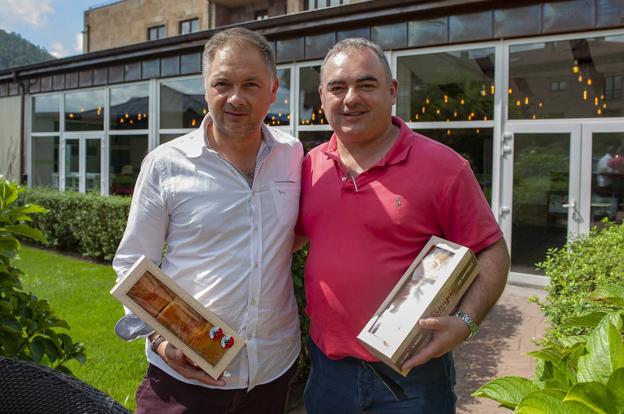 Los hermanos Elías y Miguel Diego, con sus productos artesanos.