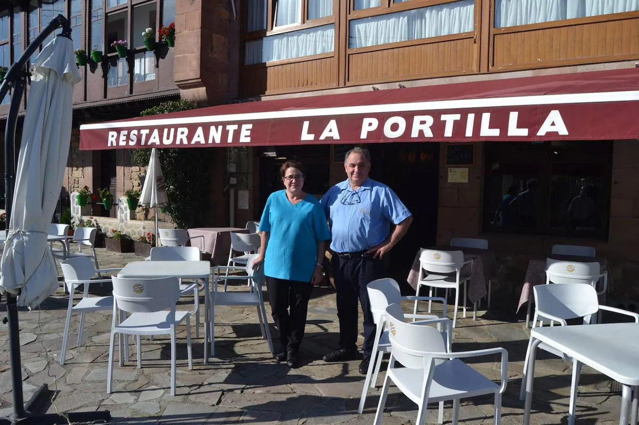 Belén Rubín y Jorge Rueda, en la terraza del restaurante de Celis. :: dmCabrito asado.