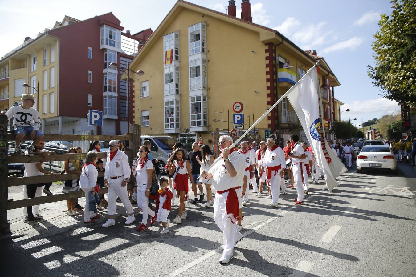 La localidad cántabra ha celebrado un segundo y multitudinario encierro que ha dejado tres contusionados leves.