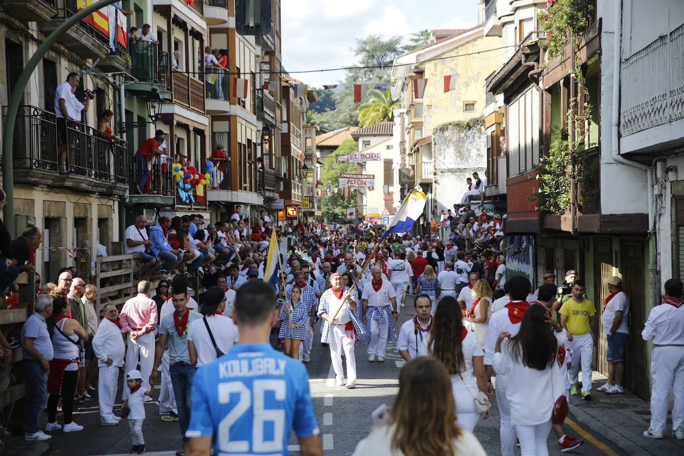 La localidad cántabra ha celebrado un segundo y multitudinario encierro que ha dejado tres contusionados leves.