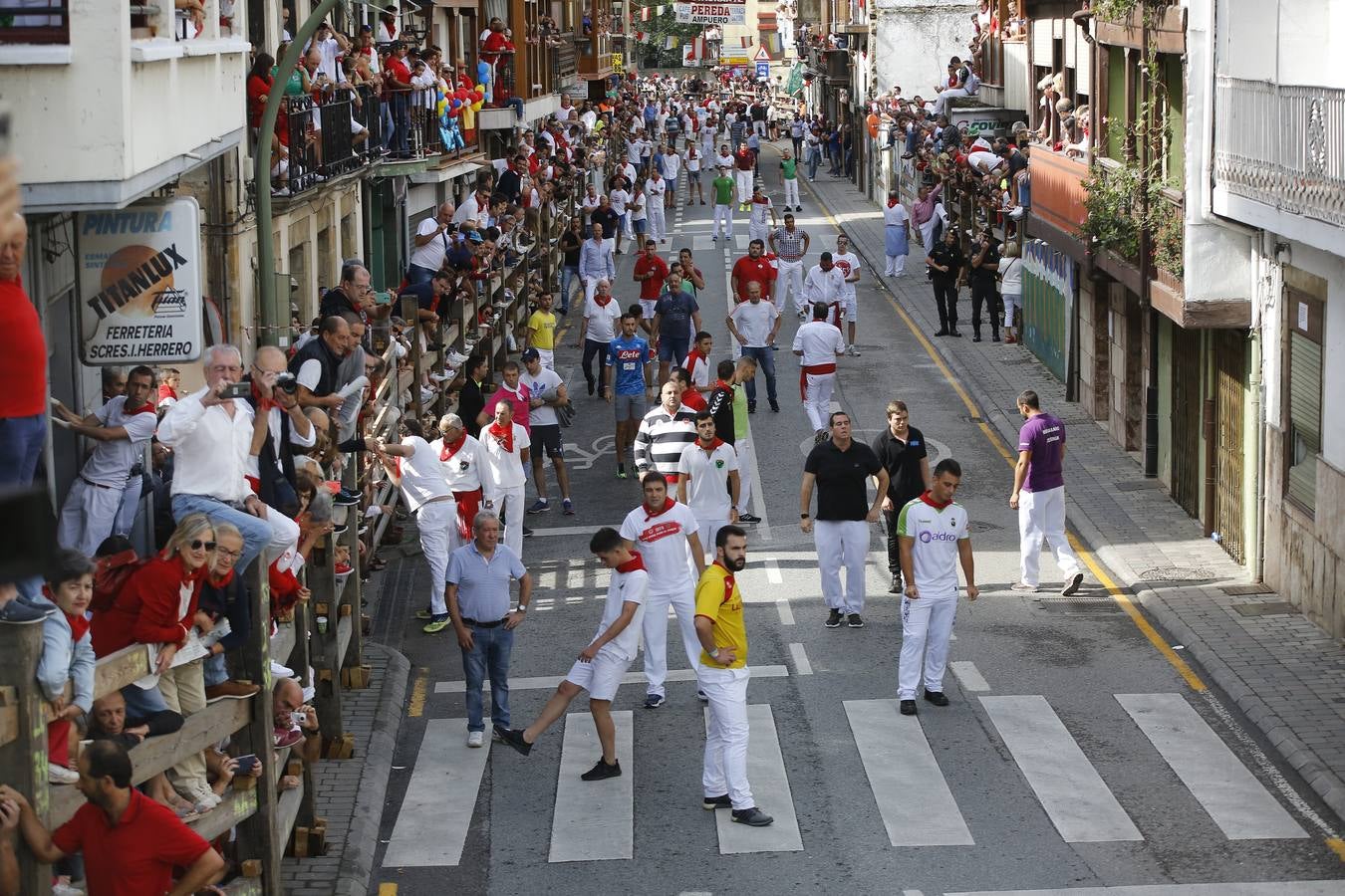 La localidad cántabra ha celebrado un segundo y multitudinario encierro que ha dejado tres contusionados leves.