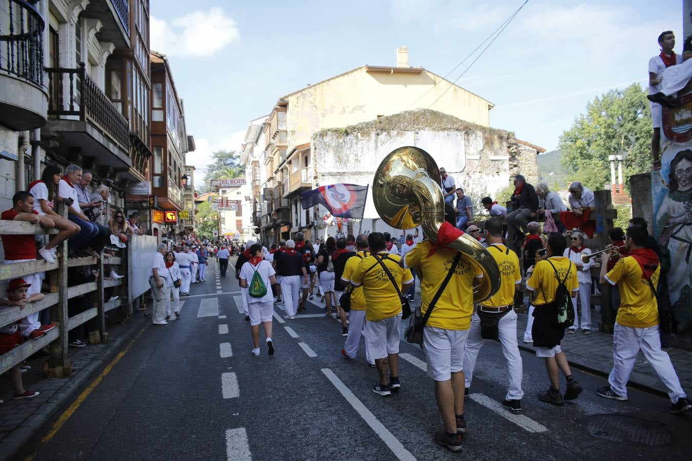 La localidad cántabra ha celebrado un segundo y multitudinario encierro que ha dejado tres contusionados leves.