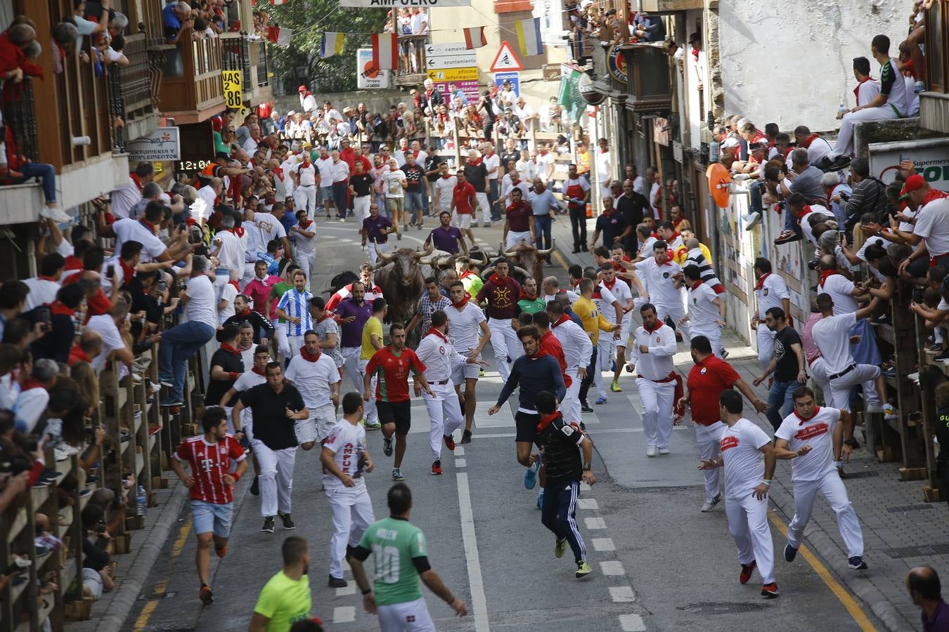 La localidad cántabra ha celebrado un segundo y multitudinario encierro que ha dejado tres contusionados leves.