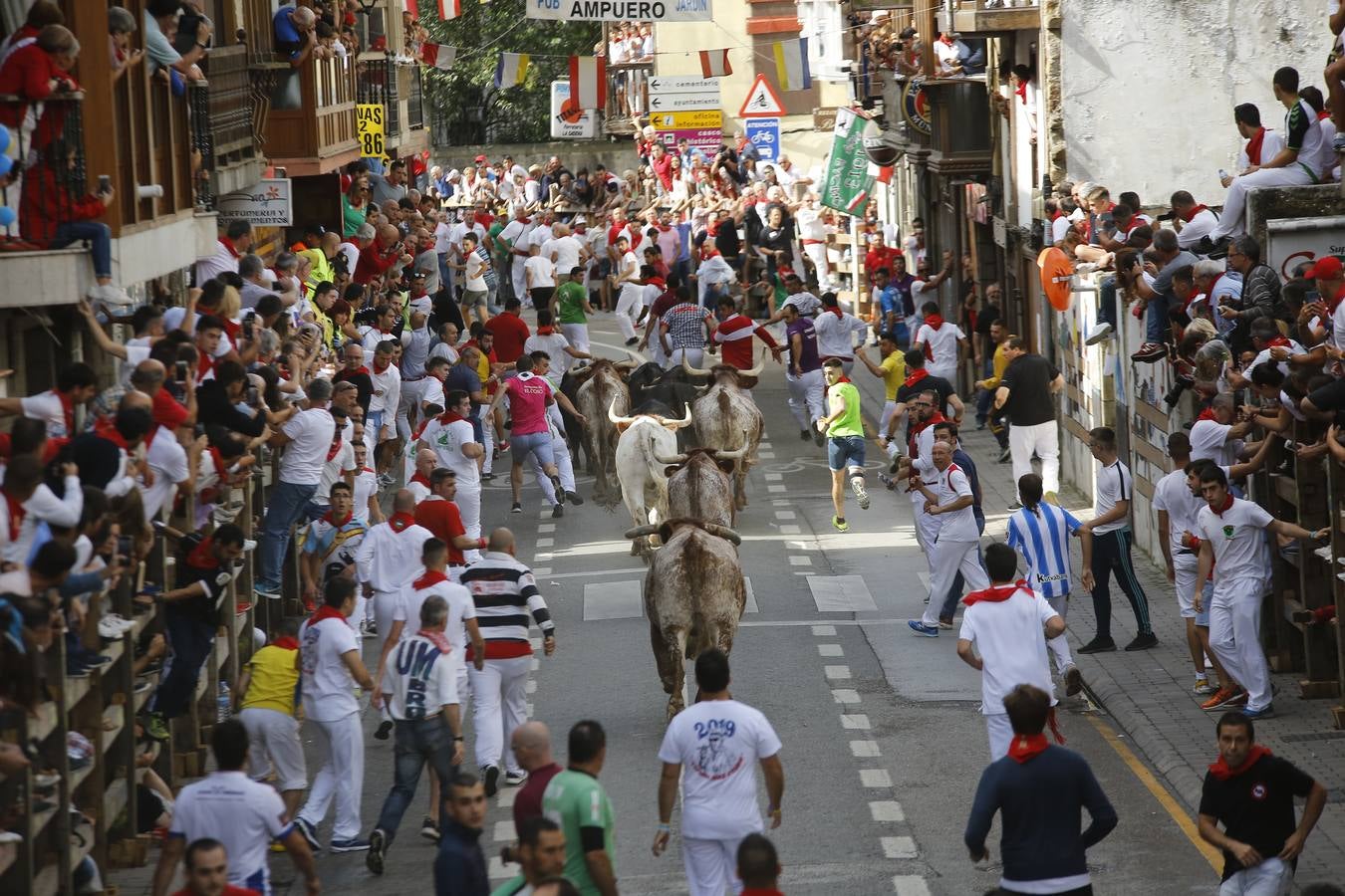 La localidad cántabra ha celebrado un segundo y multitudinario encierro que ha dejado tres contusionados leves.