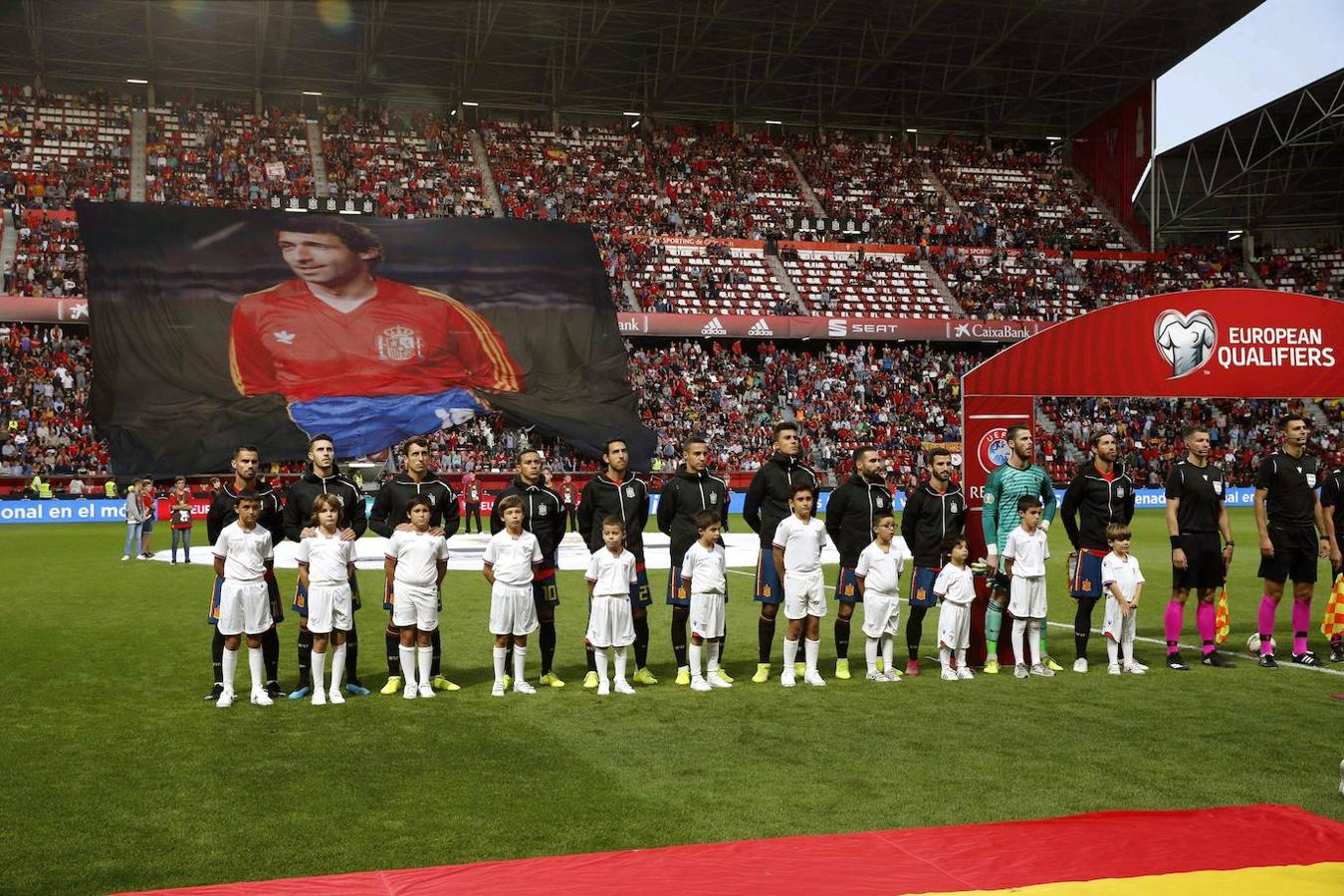 El partido de España ante Islas Feroe, el sexto de la fase de clasificación para la Eurocopa, sirvió además de homenaje a Enrique Castro Quini y se guardó un respetuoso minuto de silencio en recuerdo de Xana, la hija de Luis Enrique, fallecida hace unos días