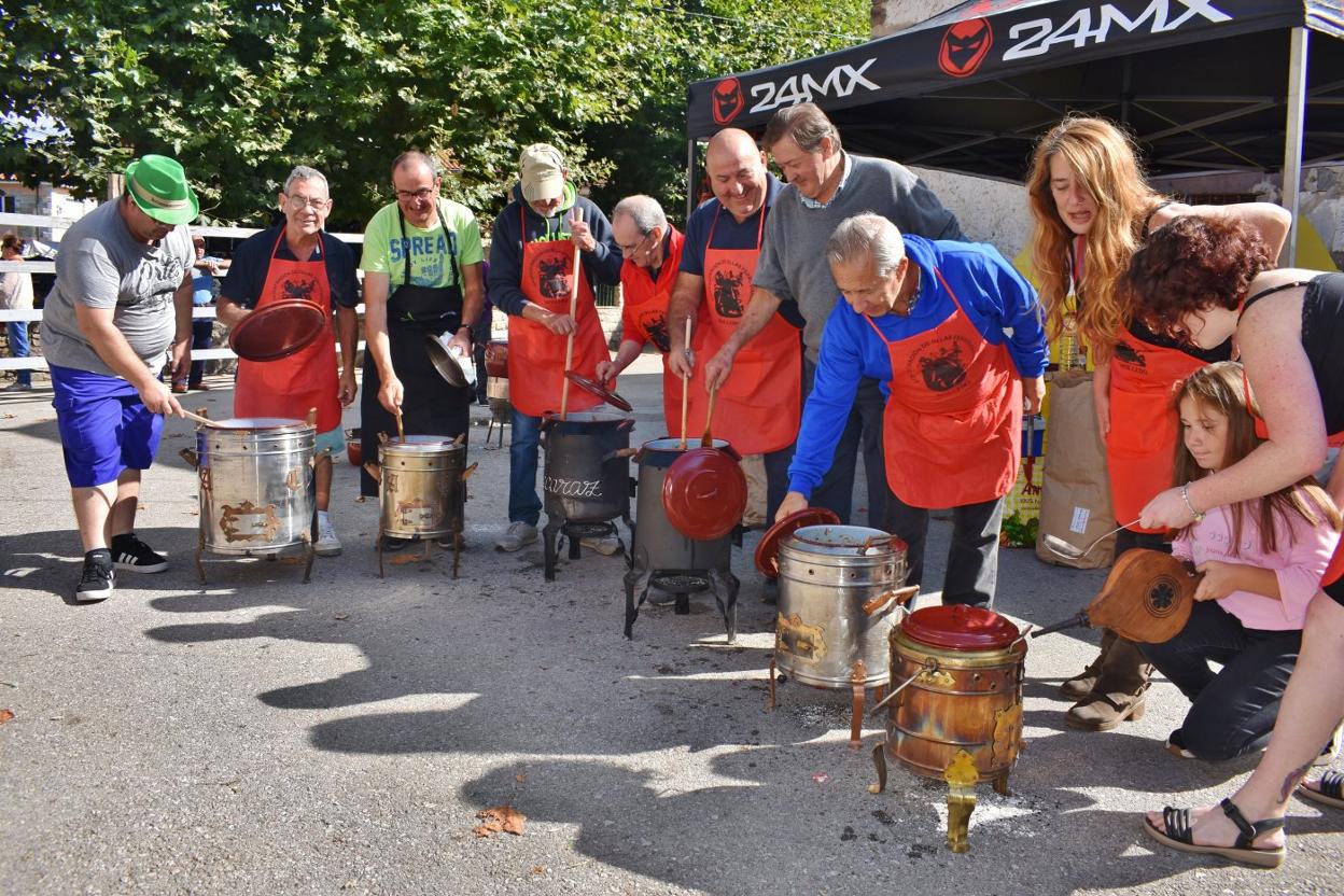 Olleros en la concentración celebrada ayer en el entorno de la bolera de Molledo.