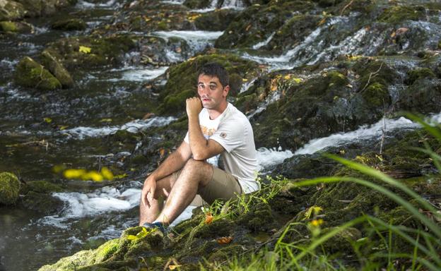 David Lastra, en uno de los bosques junto a Hoznayo.