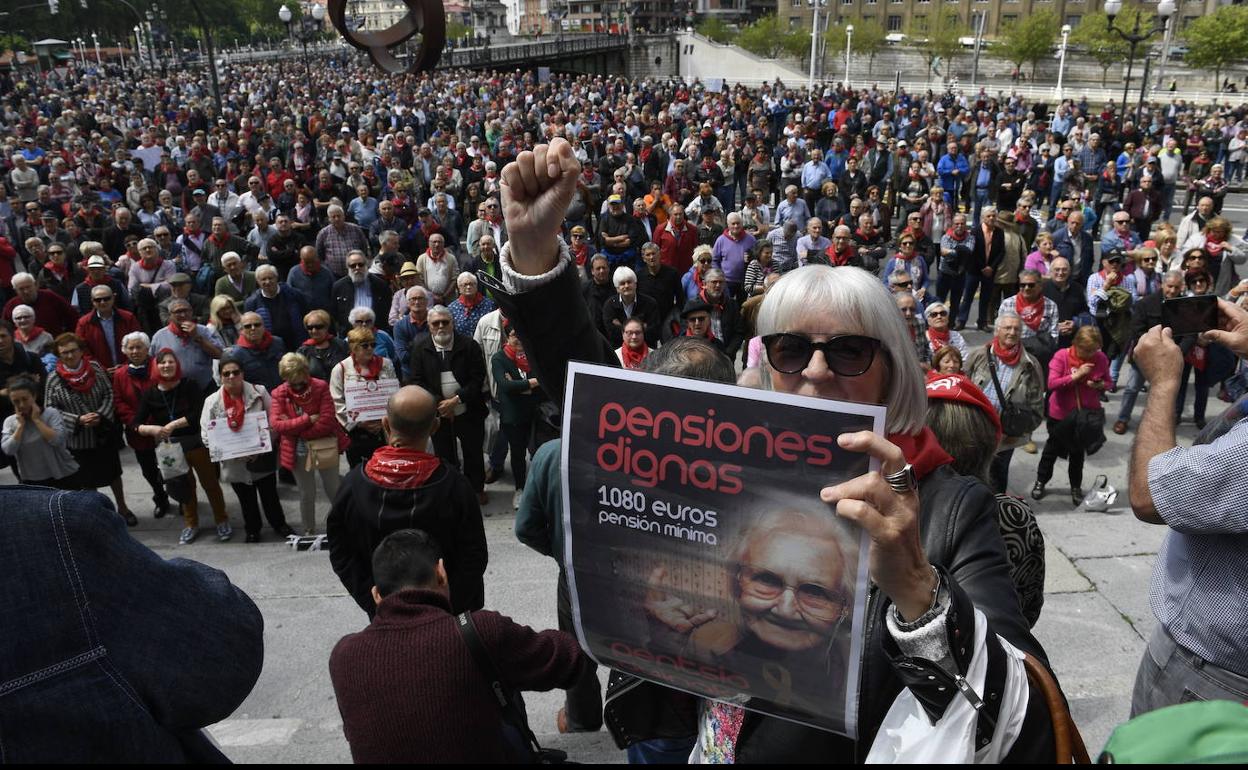 Los jubilados vascos se concentran cada lunes para pedir unas pensiones dignas.