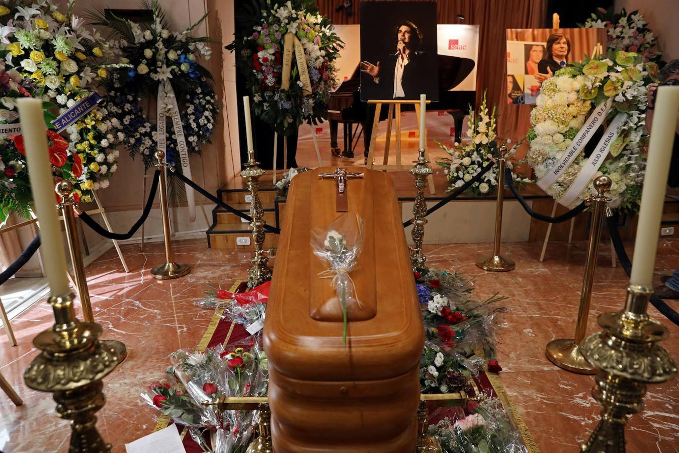 El ataúd de Camilo Sesto reposa en la capilla ardiente de la SGAE rodeado de flores.