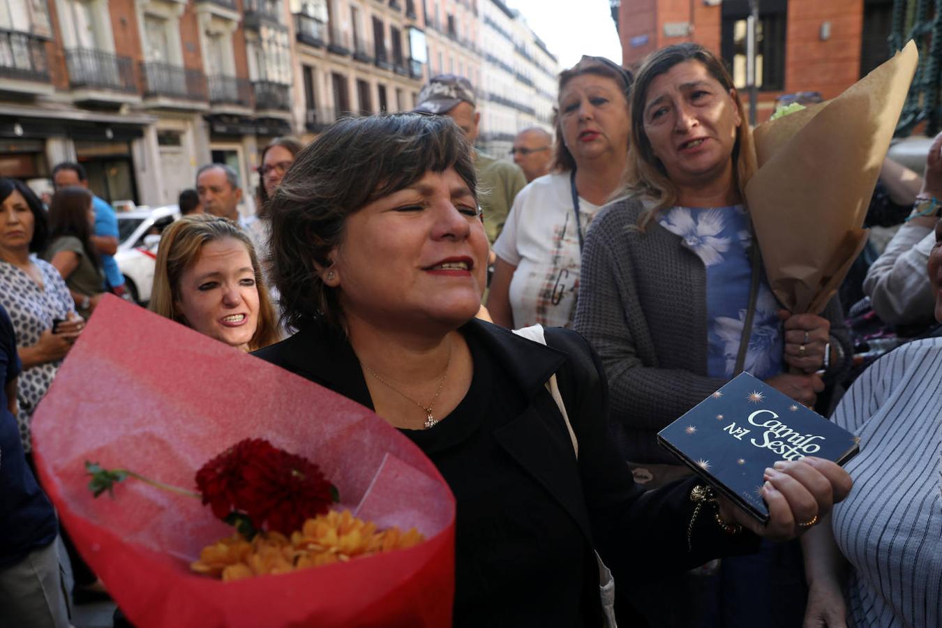 Los fas de Camilo Sesto cantan sus canciones mientras esperan para presentar sus respetos en la capilla ardiente.
