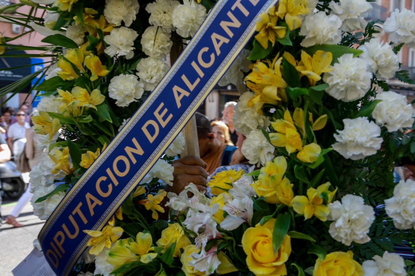 Corona de flores enviada por la Diputación de Alicante a los familiares del cantante.