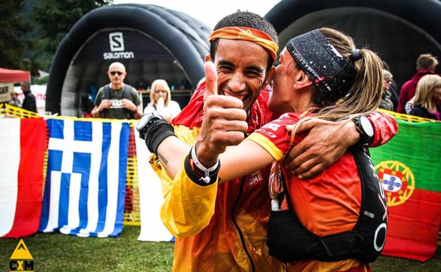 Azara García de los Salmones felicita a Zaid Ait Malek tras lograr la medalla de bronce.