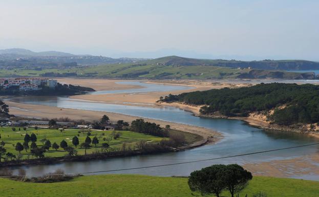 Vista del estuario del Pas y del campo de golf desde Liencres. 