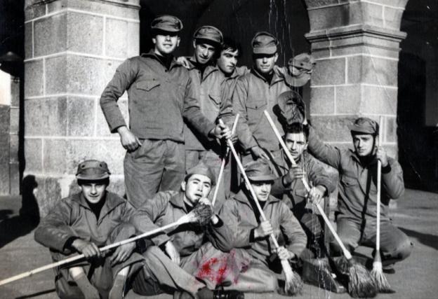 Javier Garay (en la fila de arriba, el primero por la izquierda), junto a sus compañeros de escoba.