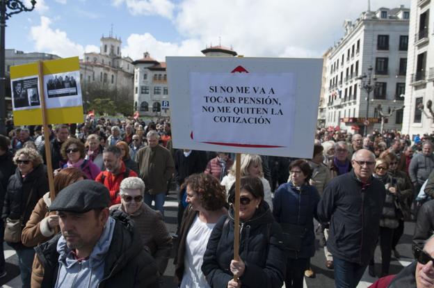 Manifestación de pensionistas cántabros por las calles de Santander. 