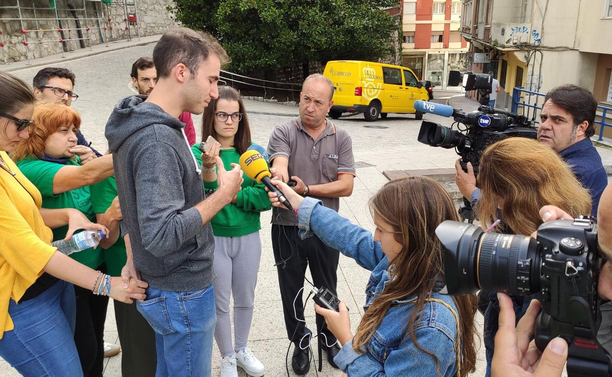 Uno de los hijos de la familia habla con la prensa antes de conocer la suspensión del desahucio.