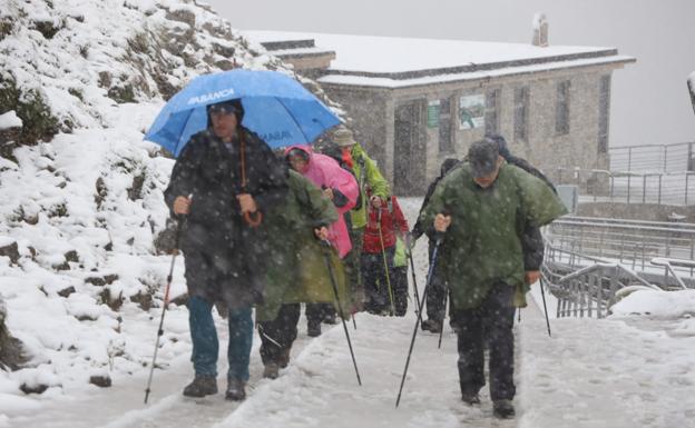 Grupo de excursionistas daneses y noruegos, a los que sorprendió la nevada en Fuente Dé.