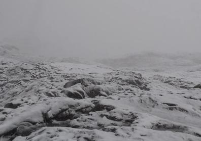 Imagen secundaria 1 - Exteriores de la estación superior de Fuente Dé, totalmente nevado a las ocho y media de la mañana.