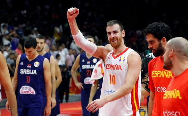 Víctor Claver, contento tras ganar a Serbia. 