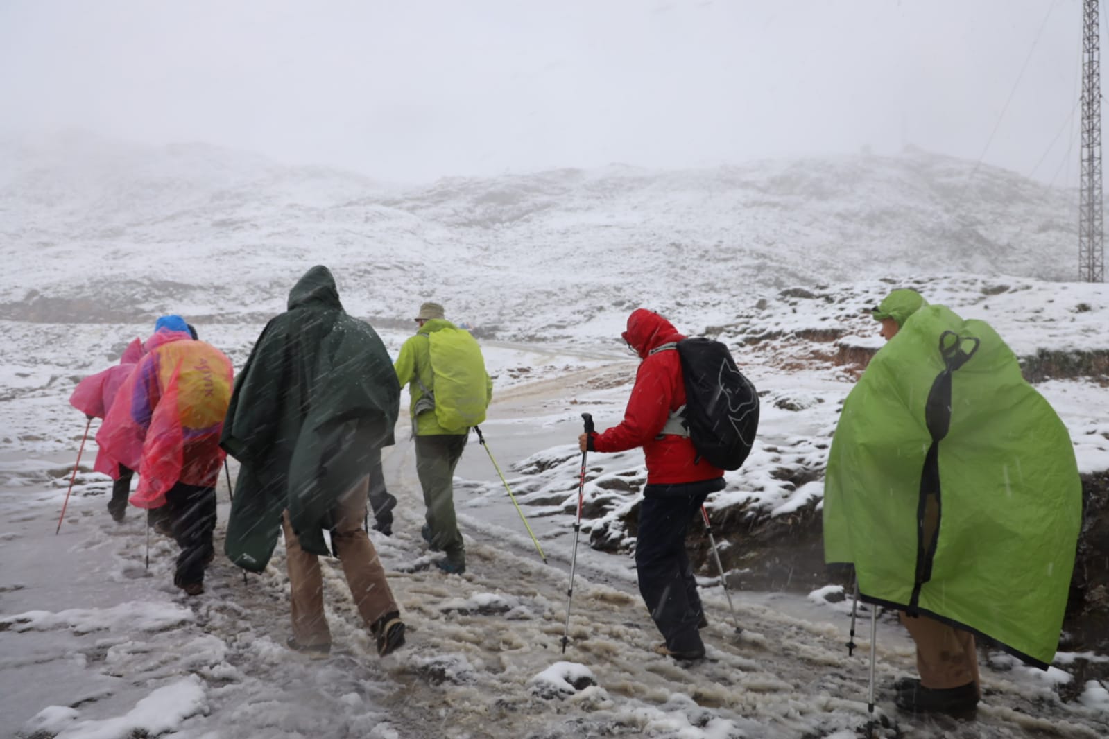 Fotos: El otoño irrumpe en Cantabria con precipitaciones tormentosas, fuertes vientos y nieve en los Picos