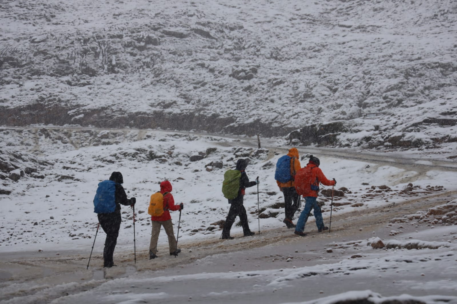 Fotos: El otoño irrumpe en Cantabria con precipitaciones tormentosas, fuertes vientos y nieve en los Picos