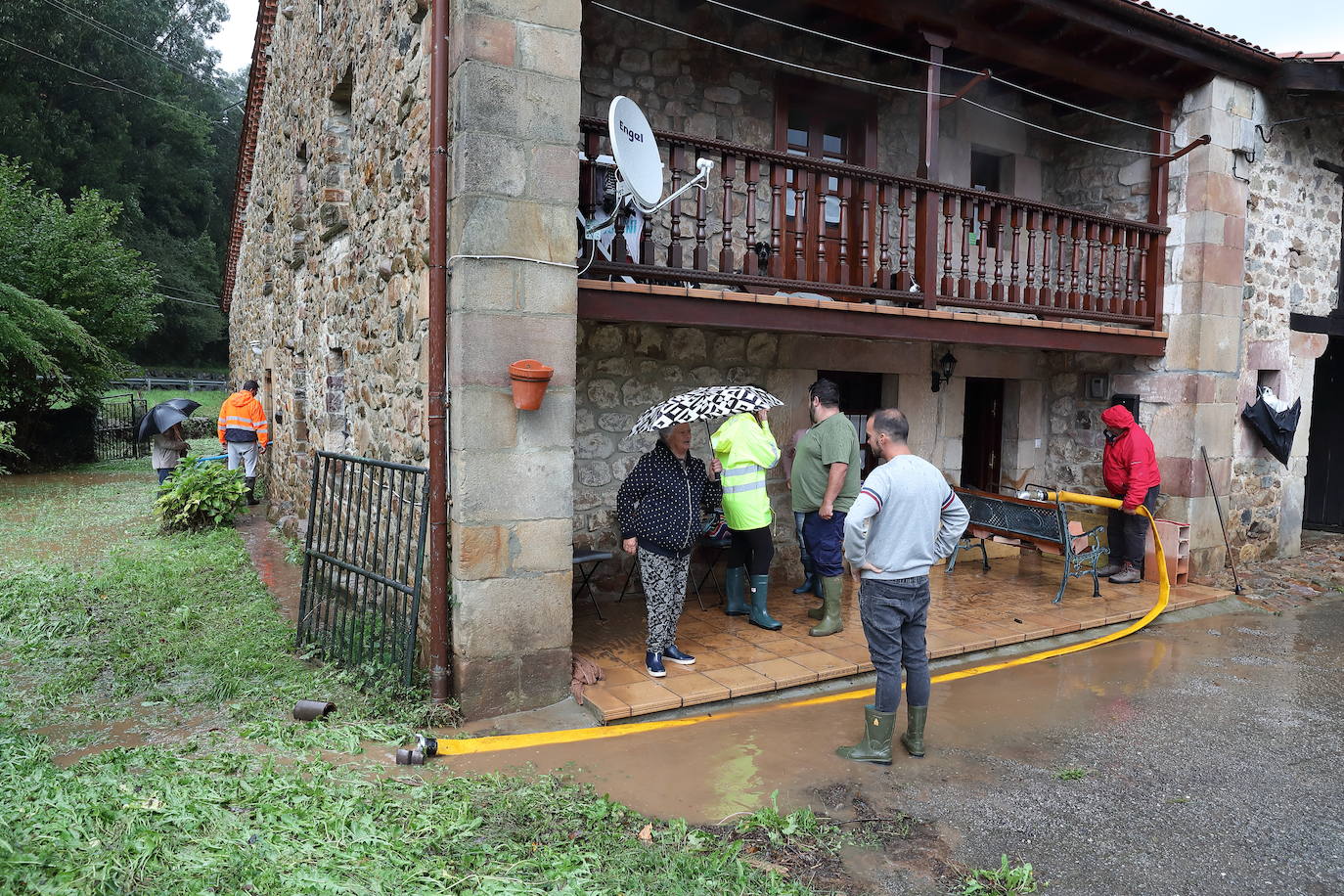 La casa afectada por las inundaciones en Sopeña. 