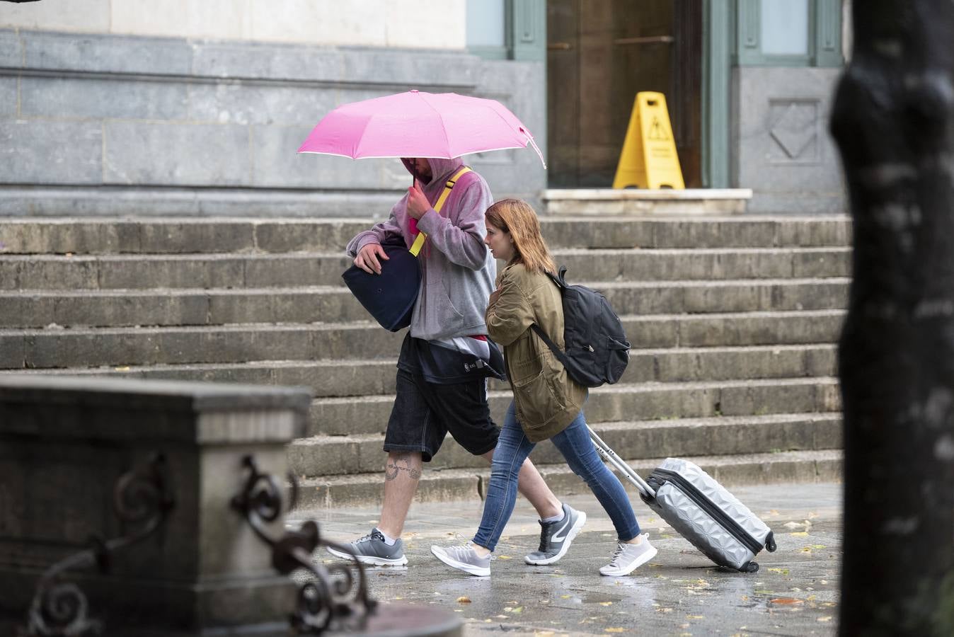 La gota fría que recorre el norte de la península ha dejado hasta este mediodía una precipitación acumulada de hasta 53 litros por metro cuadrado en puntos de Cantabria como Fuente Dé, la máxima de la comunidad. Llueve con gran intensidad en toda la región. En las imágenes, las calles del centro de Santander, complicadas de recorrer caminando este martes debido a la lluvia y el viento