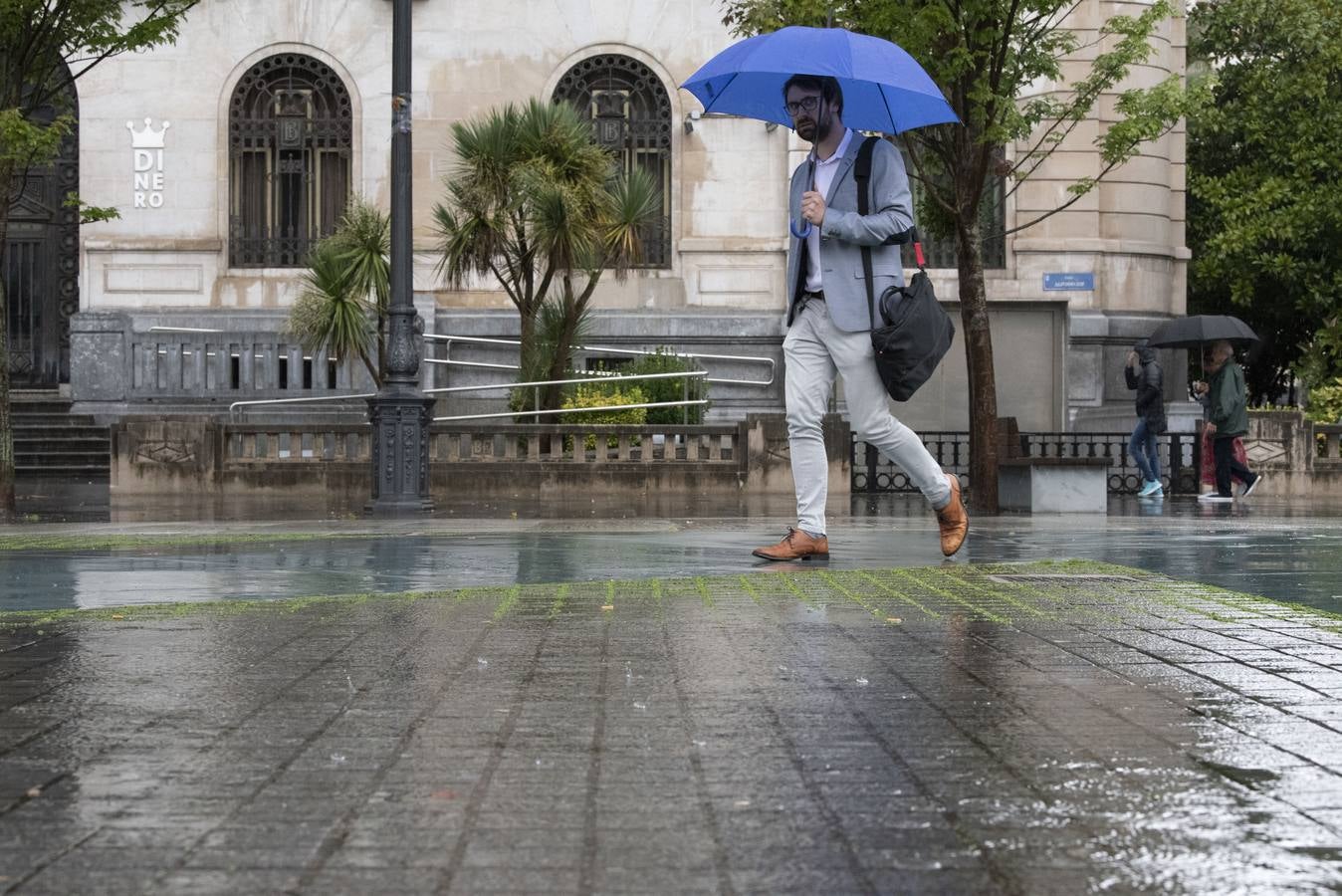 La gota fría que recorre el norte de la península ha dejado hasta este mediodía una precipitación acumulada de hasta 53 litros por metro cuadrado en puntos de Cantabria como Fuente Dé, la máxima de la comunidad. Llueve con gran intensidad en toda la región. En las imágenes, las calles del centro de Santander, complicadas de recorrer caminando este martes debido a la lluvia y el viento