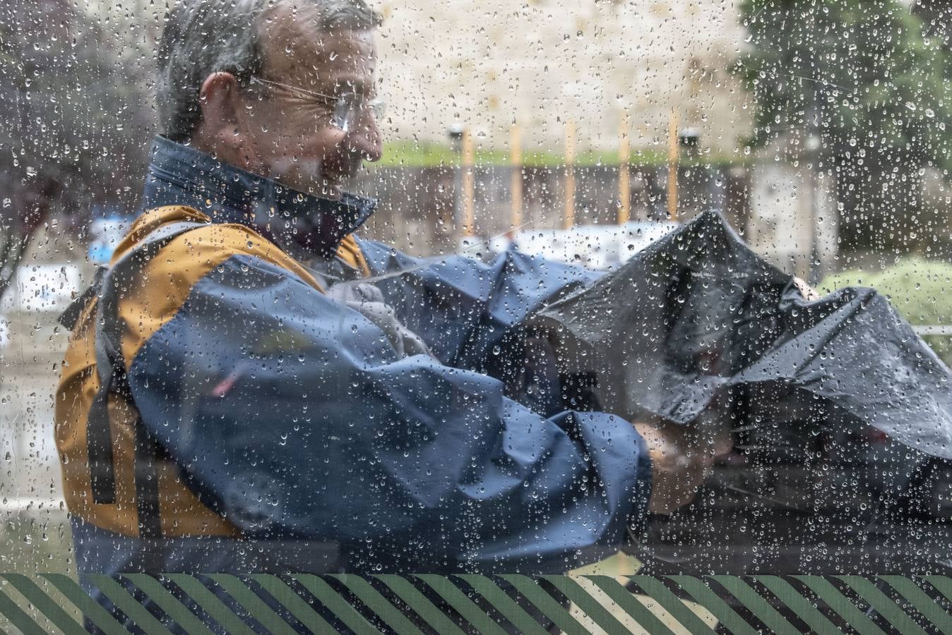 La gota fría que recorre el norte de la península ha dejado hasta este mediodía una precipitación acumulada de hasta 53 litros por metro cuadrado en puntos de Cantabria como Fuente Dé, la máxima de la comunidad. Llueve con gran intensidad en toda la región. En las imágenes, las calles del centro de Santander, complicadas de recorrer caminando este martes debido a la lluvia y el viento