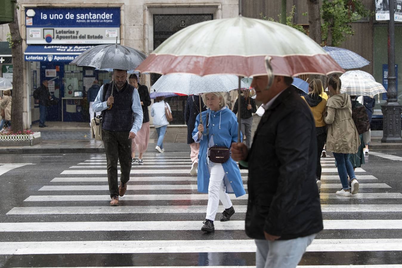 La gota fría que recorre el norte de la península ha dejado hasta este mediodía una precipitación acumulada de hasta 53 litros por metro cuadrado en puntos de Cantabria como Fuente Dé, la máxima de la comunidad. Llueve con gran intensidad en toda la región. En las imágenes, las calles del centro de Santander, complicadas de recorrer caminando este martes debido a la lluvia y el viento