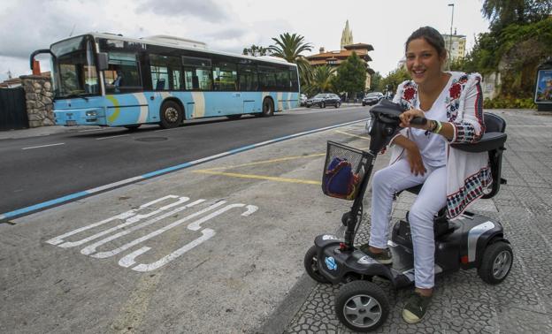 Lola González-Pinto, ayer, sobre su moto adaptada para personas con movilidad reducida, con la que se desplaza desde hace unos meses. 