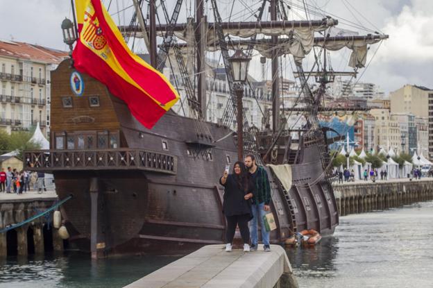 El galeón 'Andalucía', uno de los barcos singulares del festival, ayer, tras atracar en Santander. :