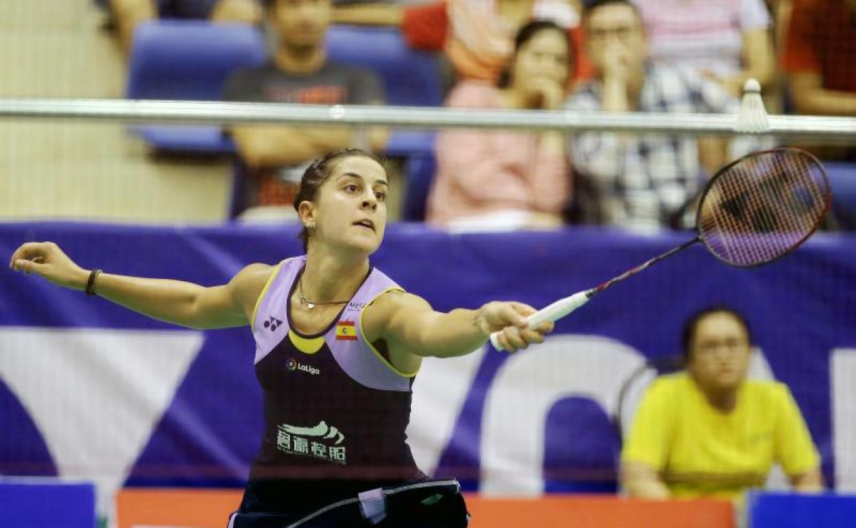 Carolina Marín, en una acción del partido ante Supanida Katethong. 