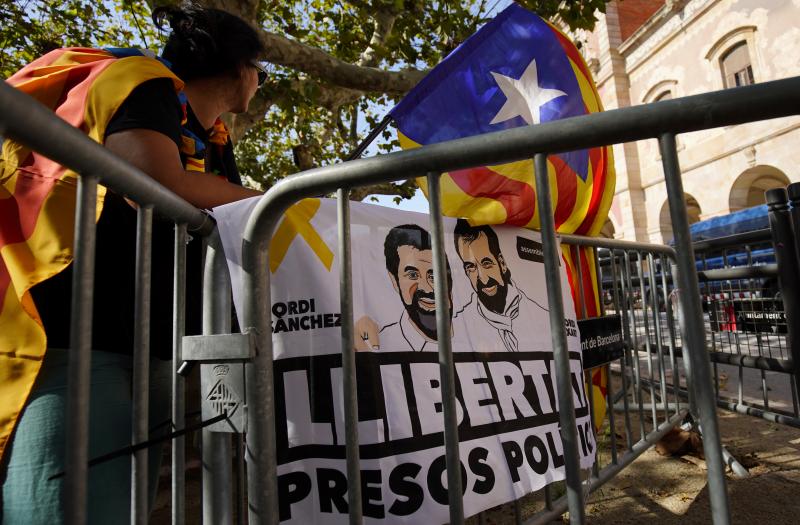 Cientos de miles de personas se manifestaron este miércoles en Barcelona a favor de la independencia y reclamando la libertad de los presos secesionistas. Según la Guardia Urbana, en torno a 600.000 personas participaron en la protesta organizada por la ANC y Ómnium Cultural, convertida ya en una tradición en el inicio político en Cataluña. La jornada terminó con el desalojo del parque de la Ciutadella de Barcelona tras dispersar a los cerca de 300 manifestantes independentistas que se concentraban las puertas del Parlament, entre insultos y momentos de tensión de los Mossos d'Esquadra con algunos grupos de activistas.