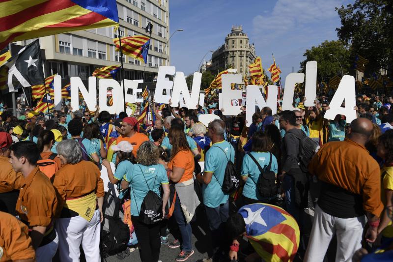 Cientos de miles de personas se manifestaron este miércoles en Barcelona a favor de la independencia y reclamando la libertad de los presos secesionistas. Según la Guardia Urbana, en torno a 600.000 personas participaron en la protesta organizada por la ANC y Ómnium Cultural, convertida ya en una tradición en el inicio político en Cataluña. La jornada terminó con el desalojo del parque de la Ciutadella de Barcelona tras dispersar a los cerca de 300 manifestantes independentistas que se concentraban las puertas del Parlament, entre insultos y momentos de tensión de los Mossos d'Esquadra con algunos grupos de activistas.